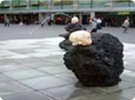 광장 가운데 돌 모양의 분수 사진
