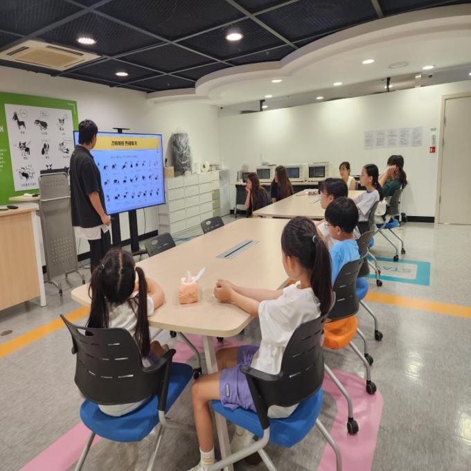 8월 교육프로그램) 동물매개활동 이미지