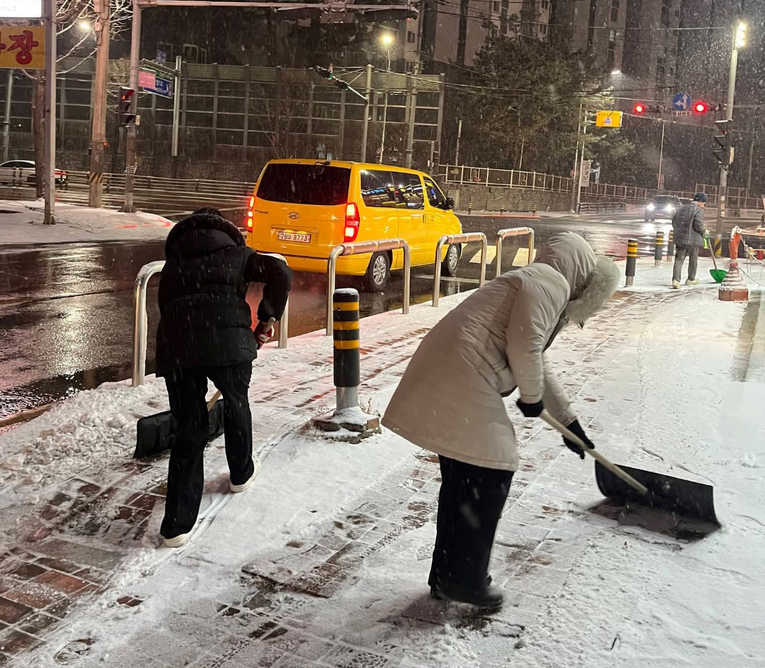 12일 보행로 제설 작업에 한창인 공무원(1).jpg