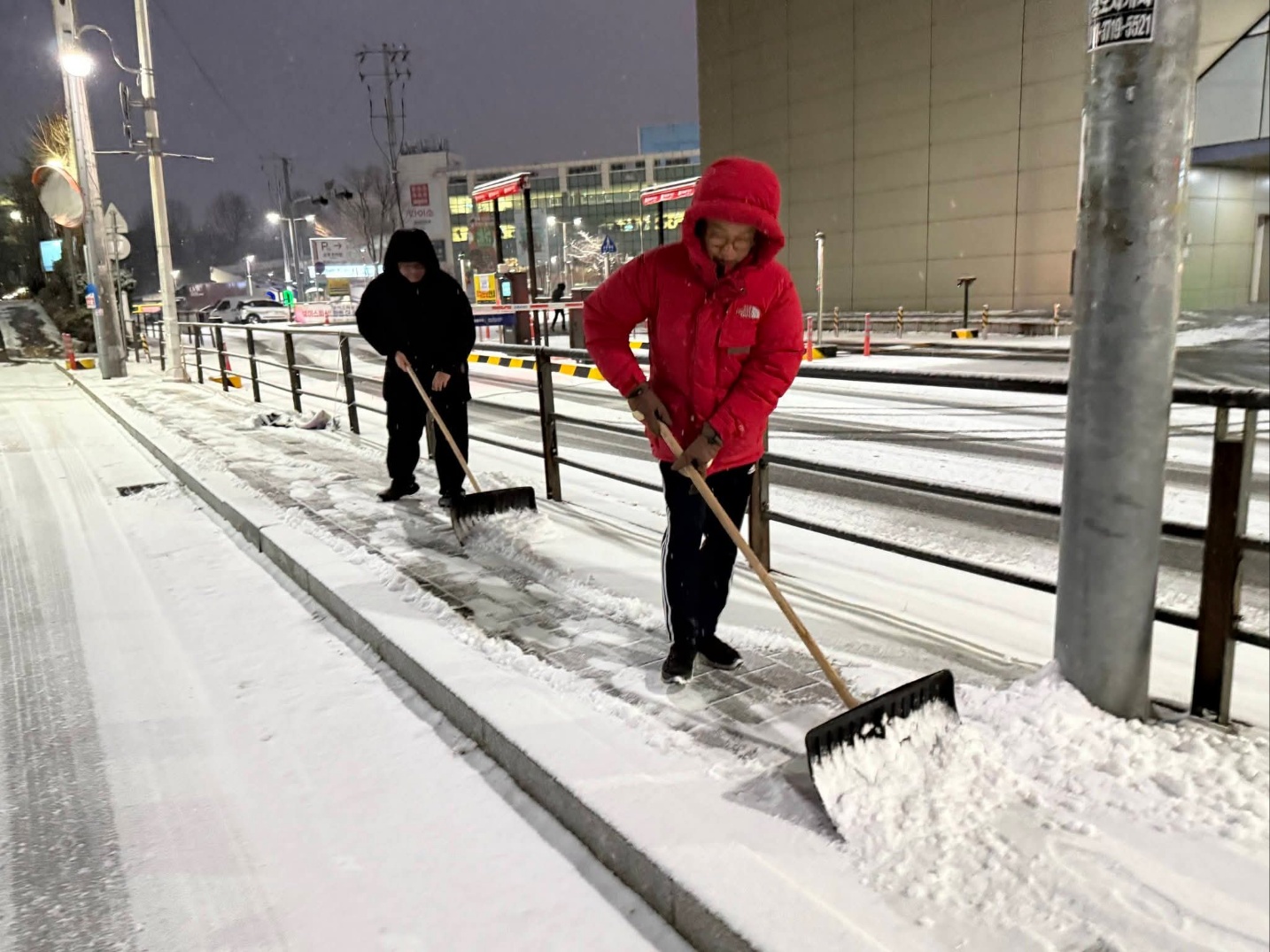 12일 보행로 제설 작업에 한창인 공무원과 민간단체(6).jpg