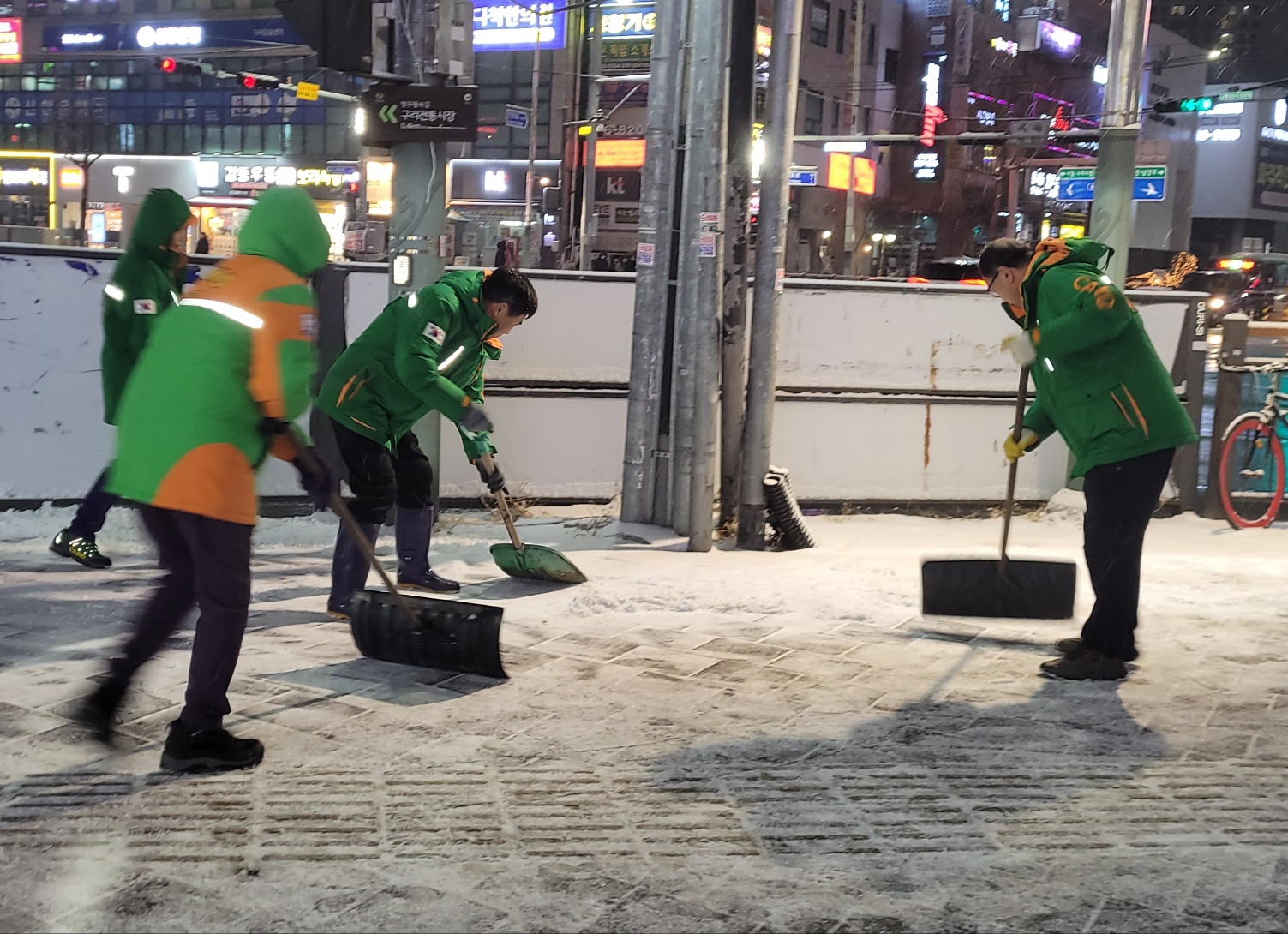 12일 밤 구슬땀을 흘리며 제설에 한창인 민간단체(3).jpg