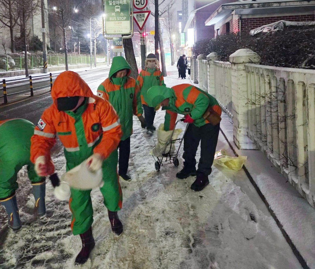 눈을 치우는 민간단체(2).jpg