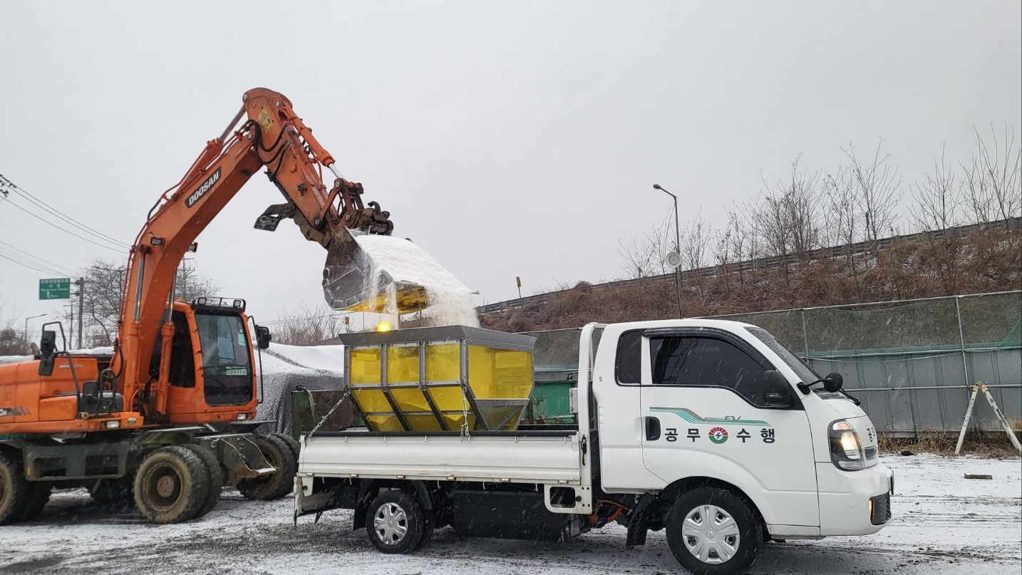 제설을 위해 염화칼슘을 제설차에 싣고 있다. (7).jpg