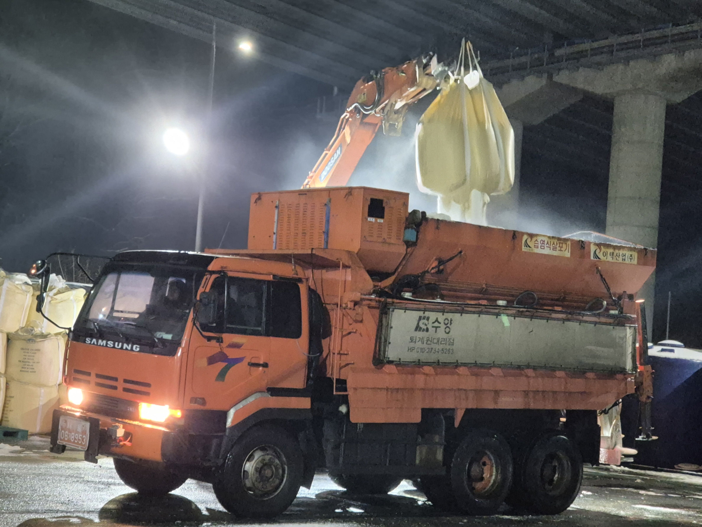 제설을 위해 염화칼슘을 제설차에 싣고 있다. (8).jpg