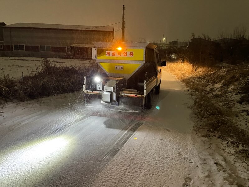 제설차가 도로를 다니며 염화칼슘을 뿌리고 있다.(9).jpg