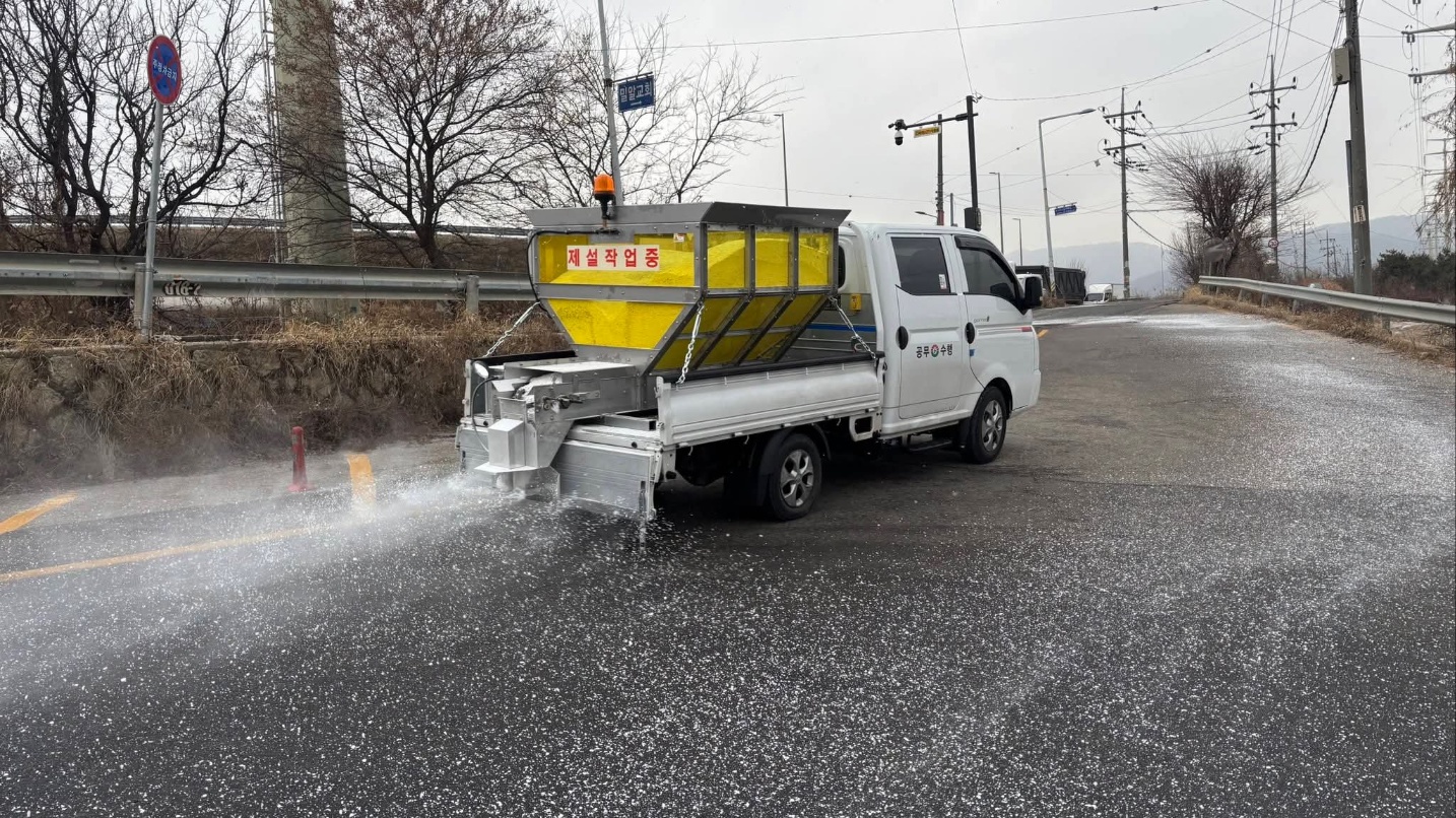 제설차가 도로를 다니며 염화칼슘을 뿌리고 있다.(10).jpg
