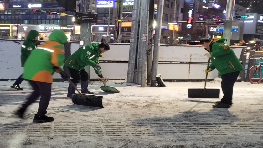 12일 밤 구슬땀을 흘리며 제설에 한창인 민간단체(3).jpg