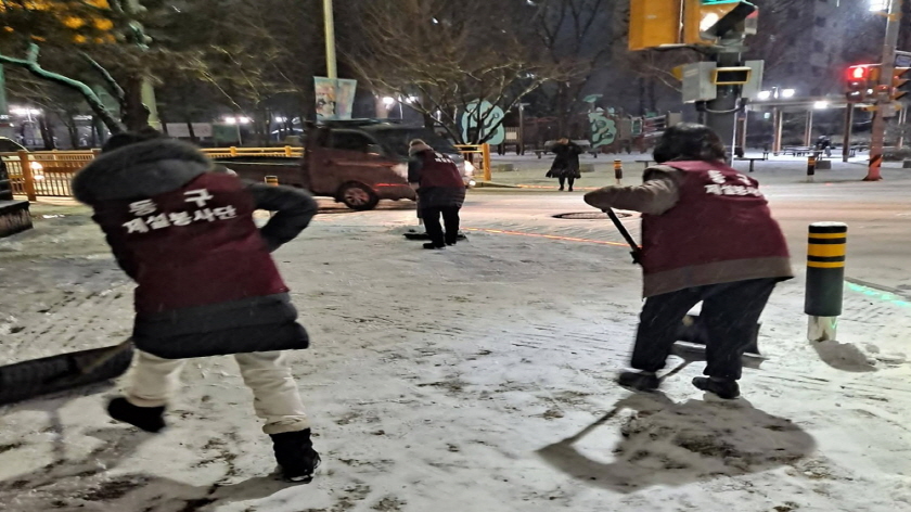 12일 밤 구슬땀을 흘리며 제설에 한창인 민간단체(4).jpg