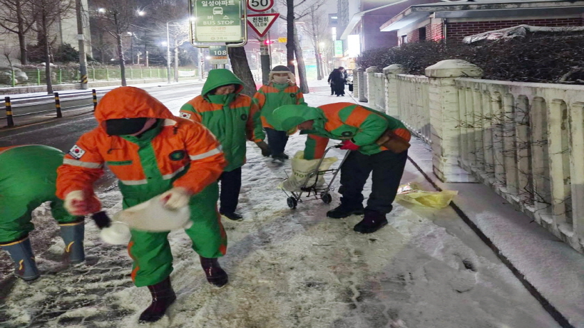 눈을 치우는 민간단체(2).jpg