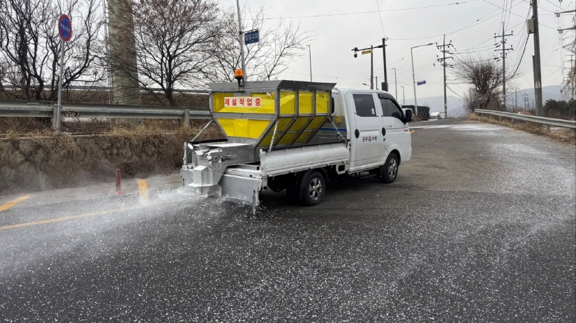 제설차가 도로를 다니며 염화칼슘을 뿌리고 있다.(10).jpg