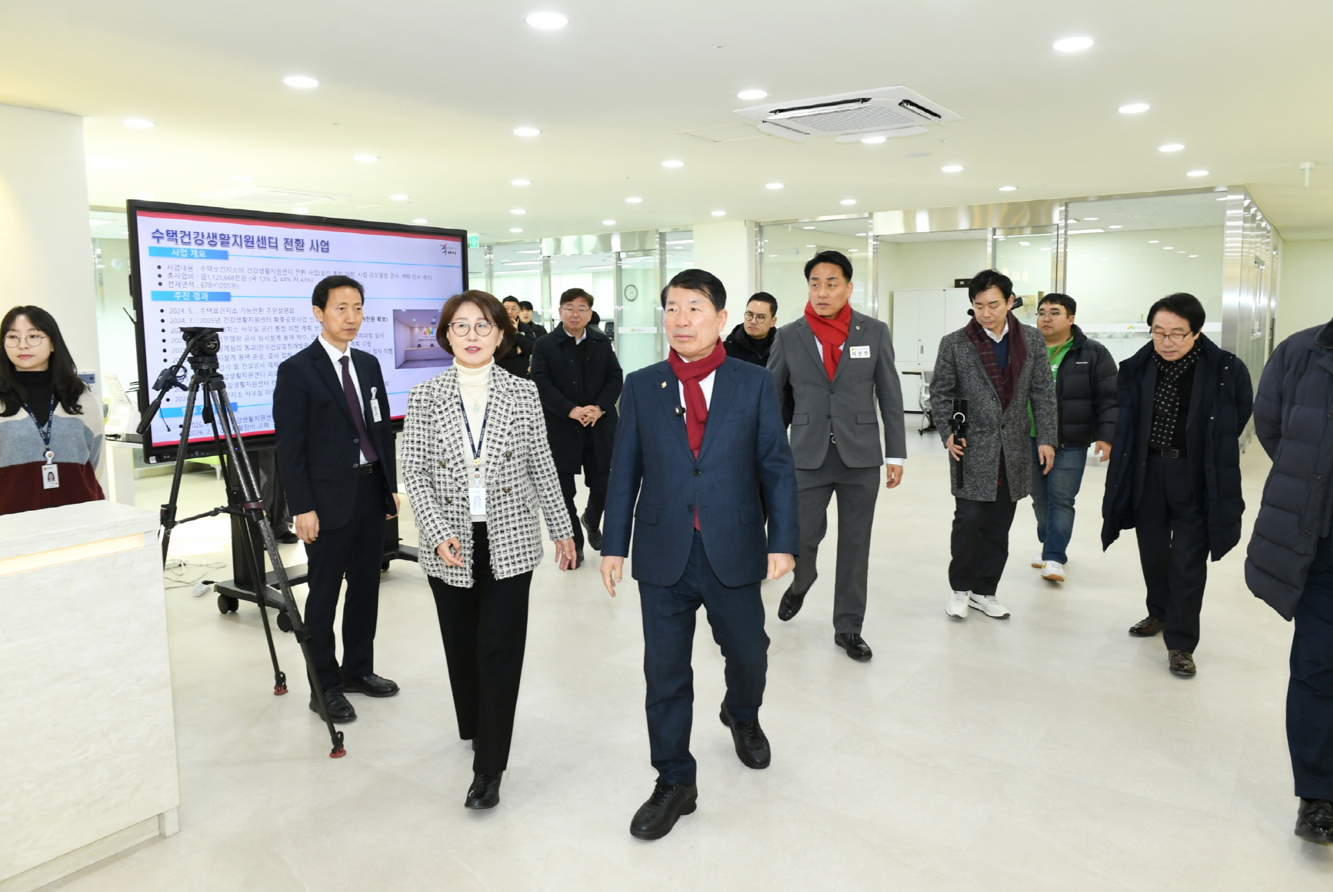 ▲ 수택건강생활지원센터 사업현황을 보고받고 있는 백경현 구리시장(2).JPG