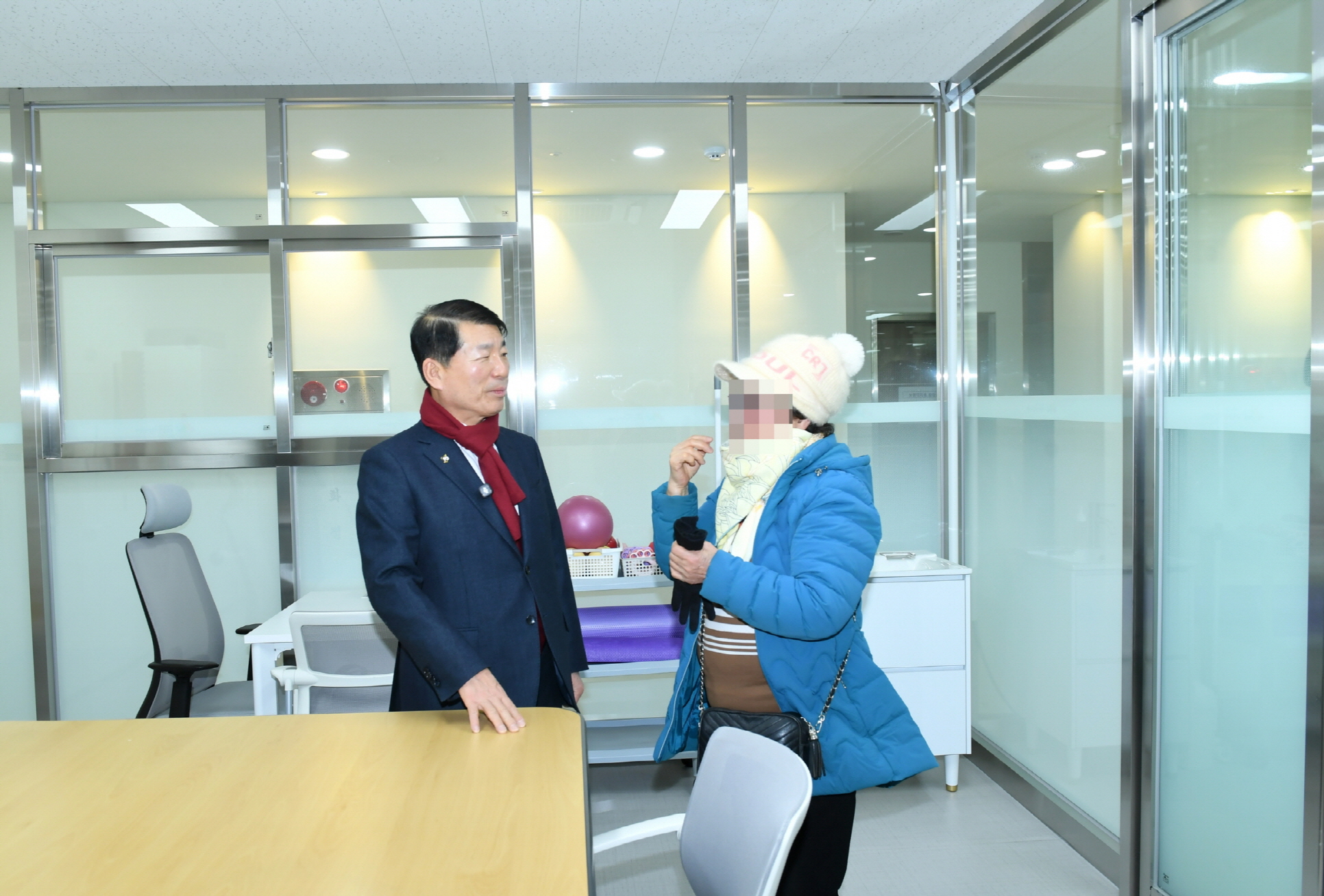 ▲수택건강생활지원센터 이용하고 있는 시민과 대화중인 백경현 구리시장(3).JPG