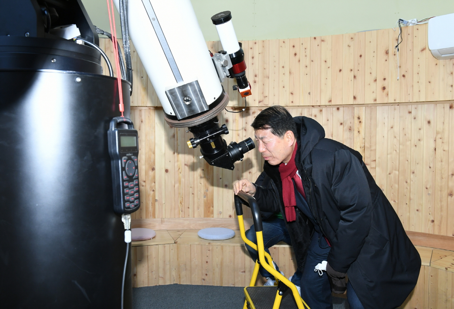 ▲ 인창도서관 천체투영관을 직접 체험해 보는 백경현 구리시장(4).JPG