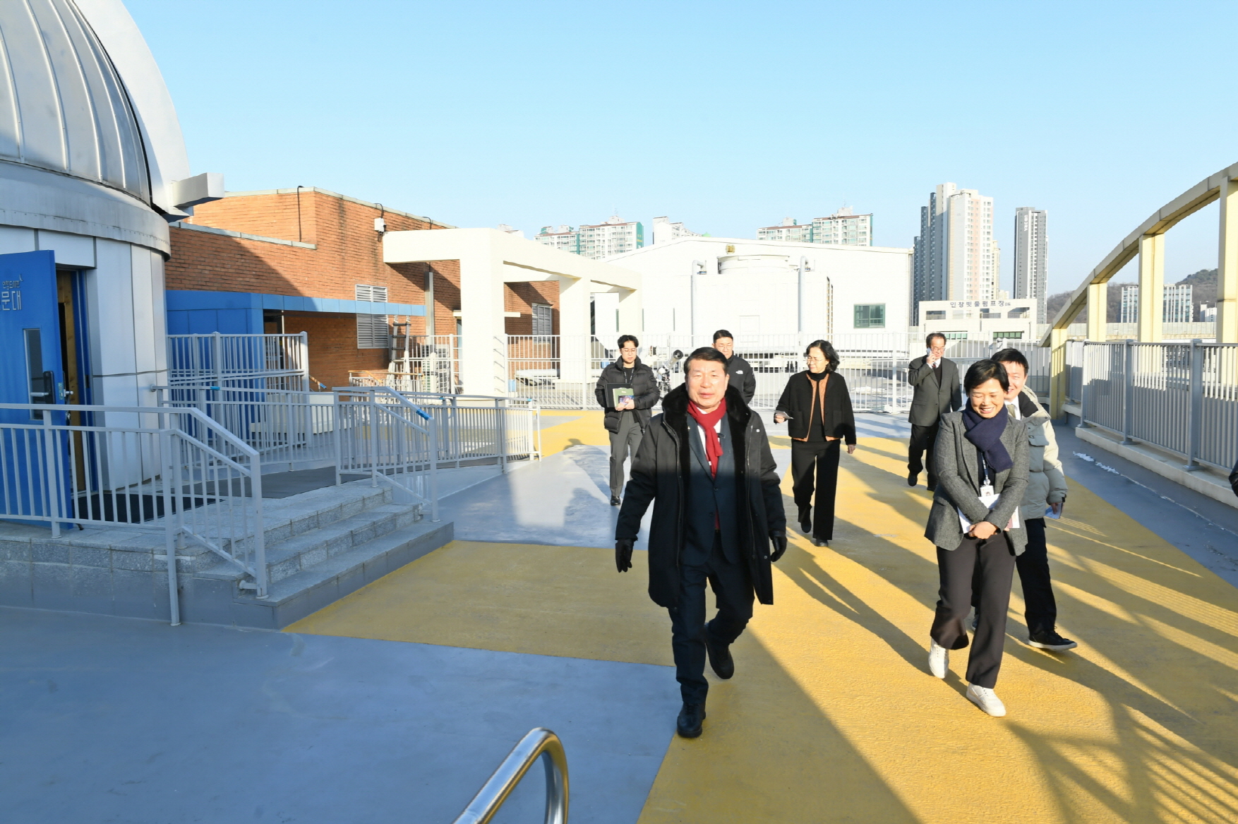 ▲인창도서관 천체투영관 외관을 둘러보는 백경현 구리시장(3).JPG