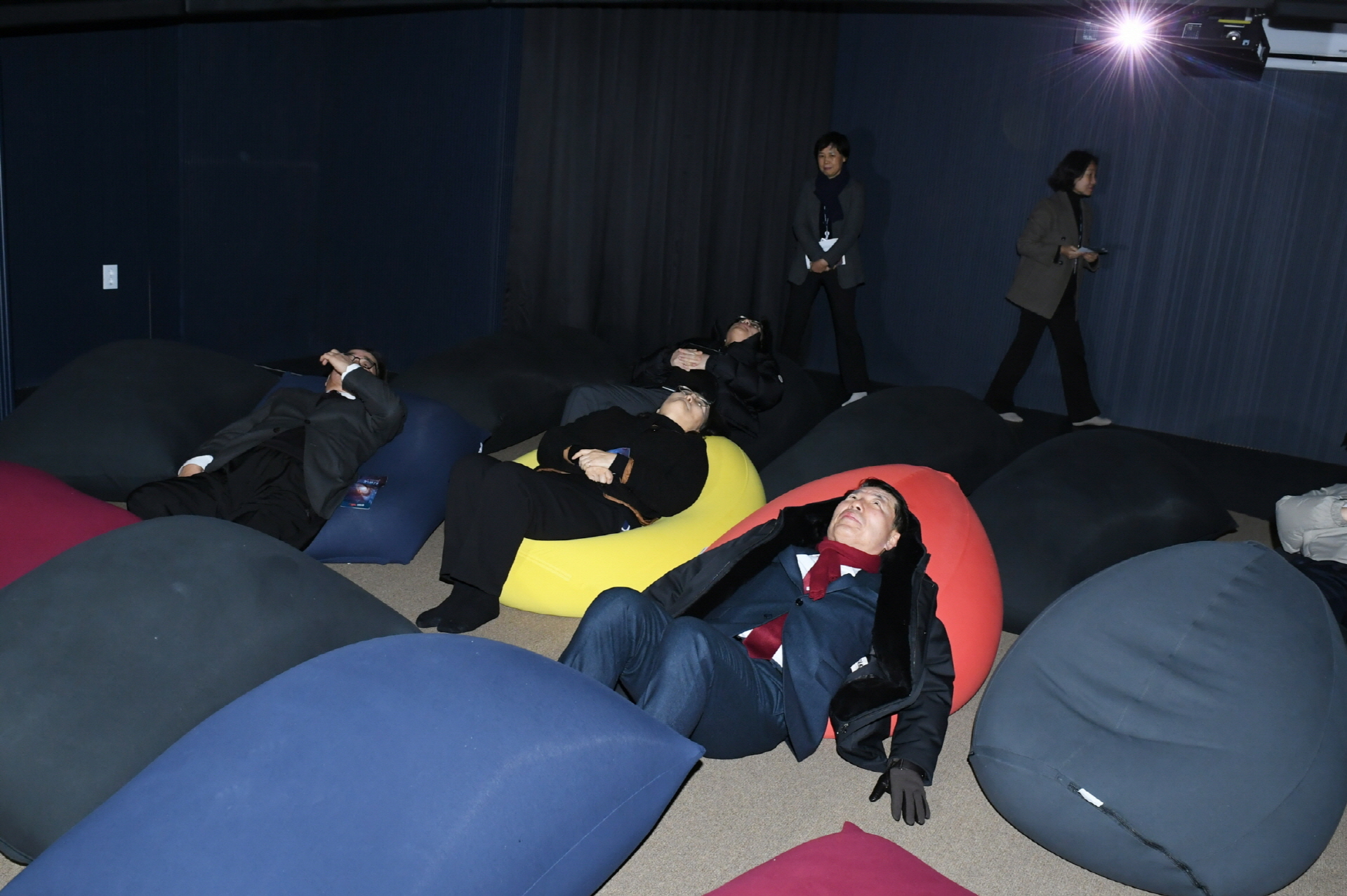 ▲인창도서관 천체투영관을 직접 체험해 보는 백경현 구리시장(5).JPG