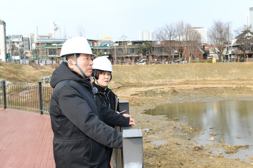 20260311 주요사업 현장방문 이문안호수공원 공사현장 (4).jpg