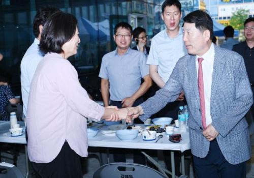 백경현 구리시장, ‘갈매동 새마을회 사랑의 바자회’ 참석 이미지