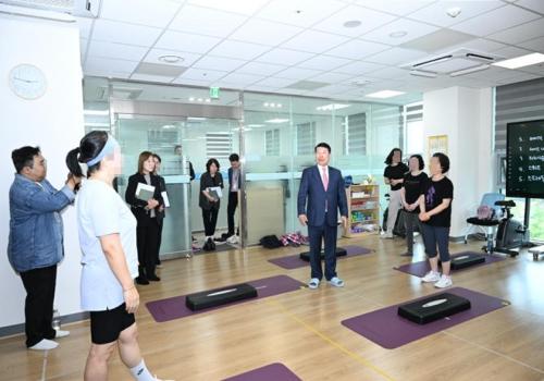 민선8기 완료 공약사업 현장방문(노인전용 헬스케어 프로그램 운영) 이미지