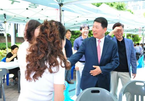 수택1동 새마을부녀회ㆍ새마을지도자 불우이웃돕기 사랑의 바자회 이미지