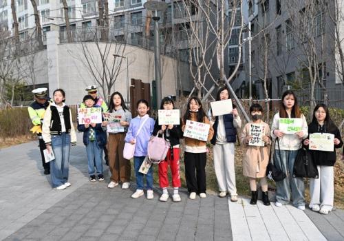 인창초등학교 교통안전 캠페인 이미지
