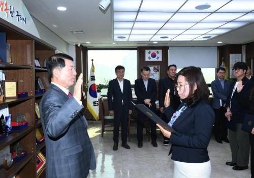 신규 임용자 임용장 교부 및 인사발령 이미지