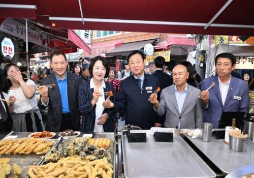 구리시, ‘전통시장 장보기의 날’ 운영, '추미애 경기도지사, 신동화 구리시장‘ 구리전통시장 방문 상인 격려 이미지