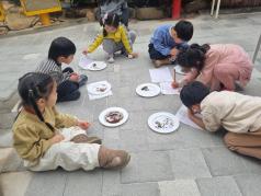 2_13 등으로 기어가는 애벌레 이미지