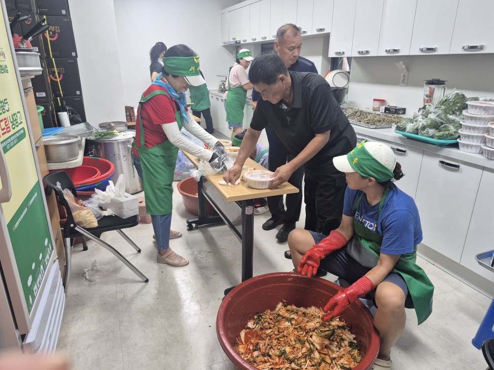 구리시 인창동 새마을지도자협의회·새마을부녀회, 독거노인 밑반찬 나눔 봉사 펼쳐 이미지 3 - 본문에 자세한설명을 제공합니다.