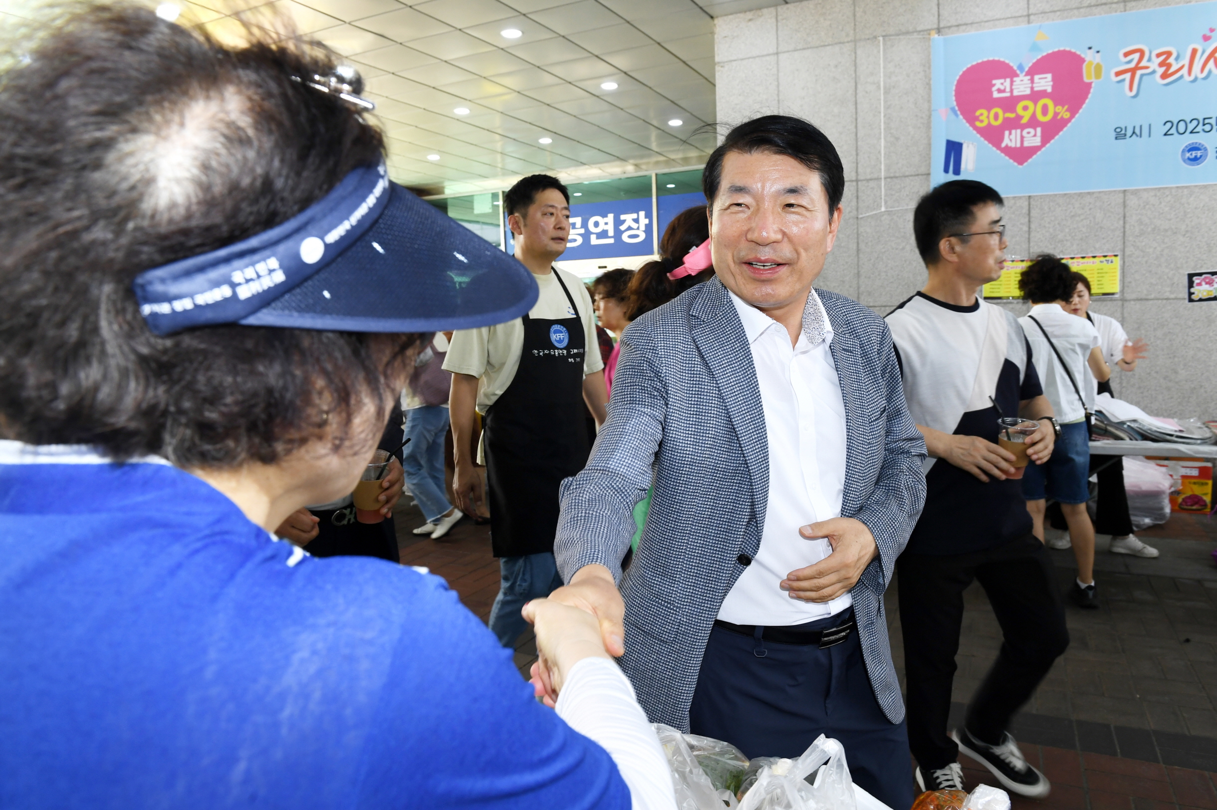 한국자유총연맹 구리시지회 여성회, 「이웃사랑, 구리사랑 반값 바자회」 개최 이미지 3 - 본문에 자세한설명을 제공합니다.
