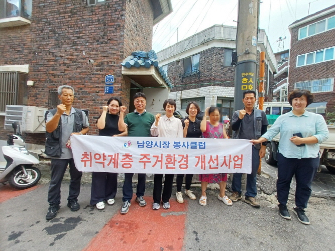 구리시 수택2동, 남양 시장 골목상인회  ‘사랑의 집수리’ 봉사로 주거 취약계층 지원 이미지 2 - 본문에 자세한설명을 제공합니다.