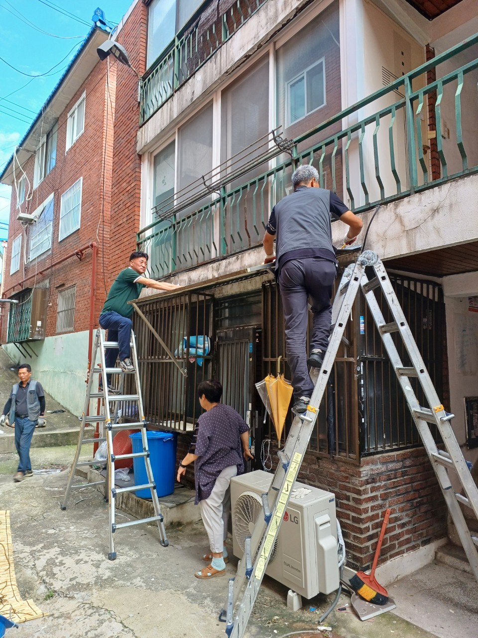구리시 수택2동, 남양 시장 골목상인회  ‘사랑의 집수리’ 봉사로 주거 취약계층 지원 이미지 3 - 본문에 자세한설명을 제공합니다.