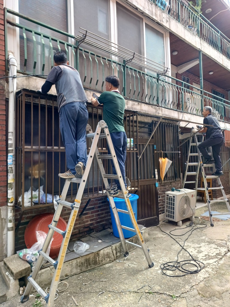 구리시 수택2동, 남양 시장 골목상인회  ‘사랑의 집수리’ 봉사로 주거 취약계층 지원 이미지 4 - 본문에 자세한설명을 제공합니다.