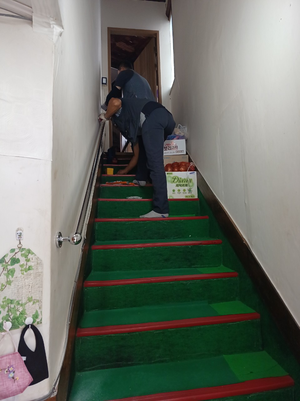 구리시 수택2동, 남양 시장 골목상인회  ‘사랑의 집수리’ 봉사로 주거 취약계층 지원 이미지 5 - 본문에 자세한설명을 제공합니다.