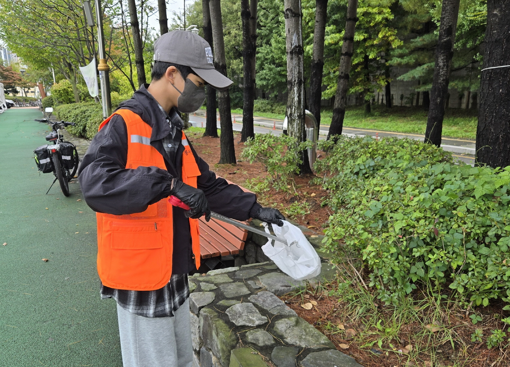 구리시자원봉사센터,  ‘넷플러스(Net-Plus) 봉사단’과 함께 탄소중립 실천 나서 이미지 3 - 본문에 자세한설명을 제공합니다.