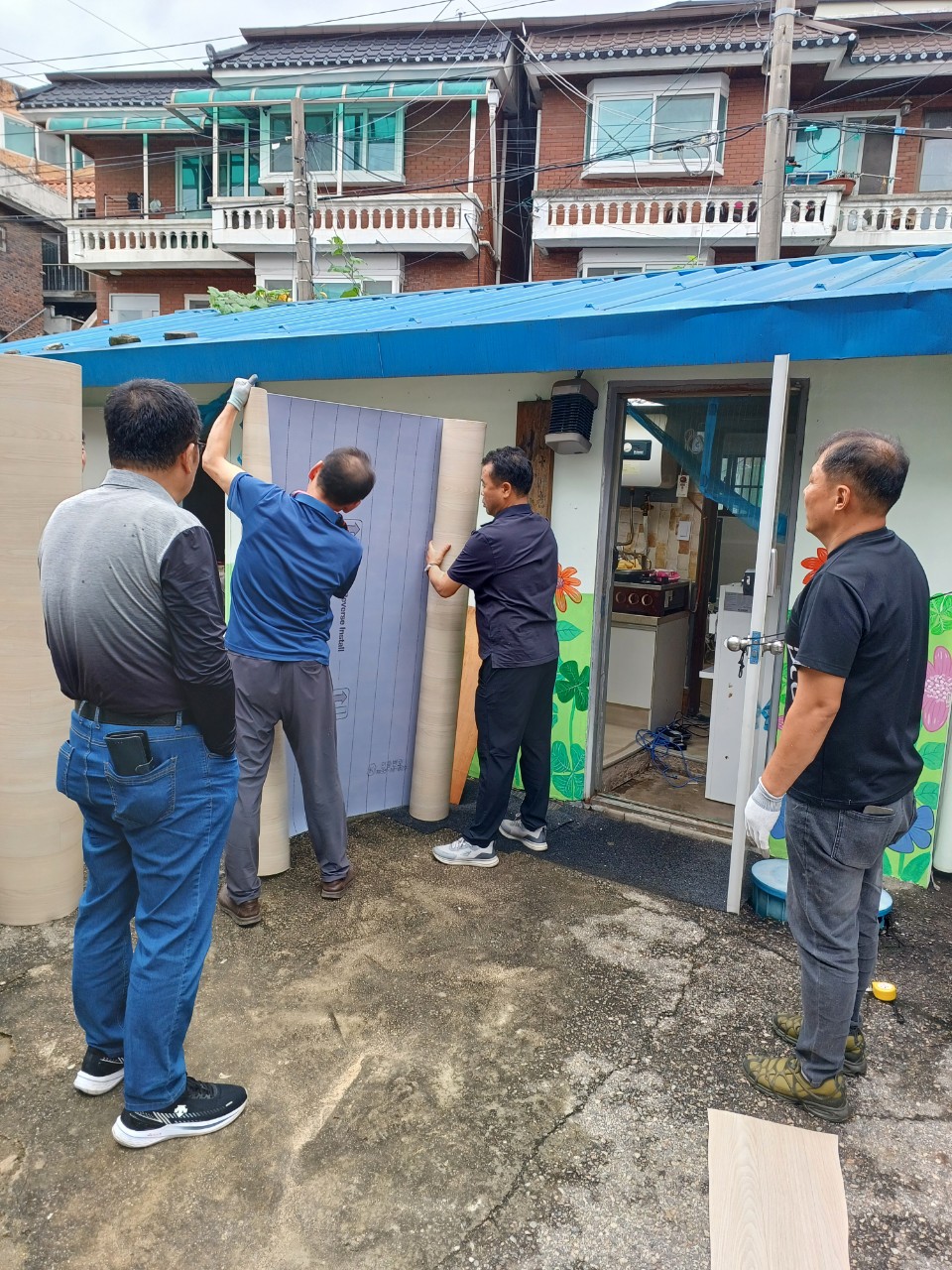 구리시 수택2동, 21세기 클럽과 함께  노후 경로당 환경개선 봉사 펼쳐 이미지 3 - 본문에 자세한설명을 제공합니다.