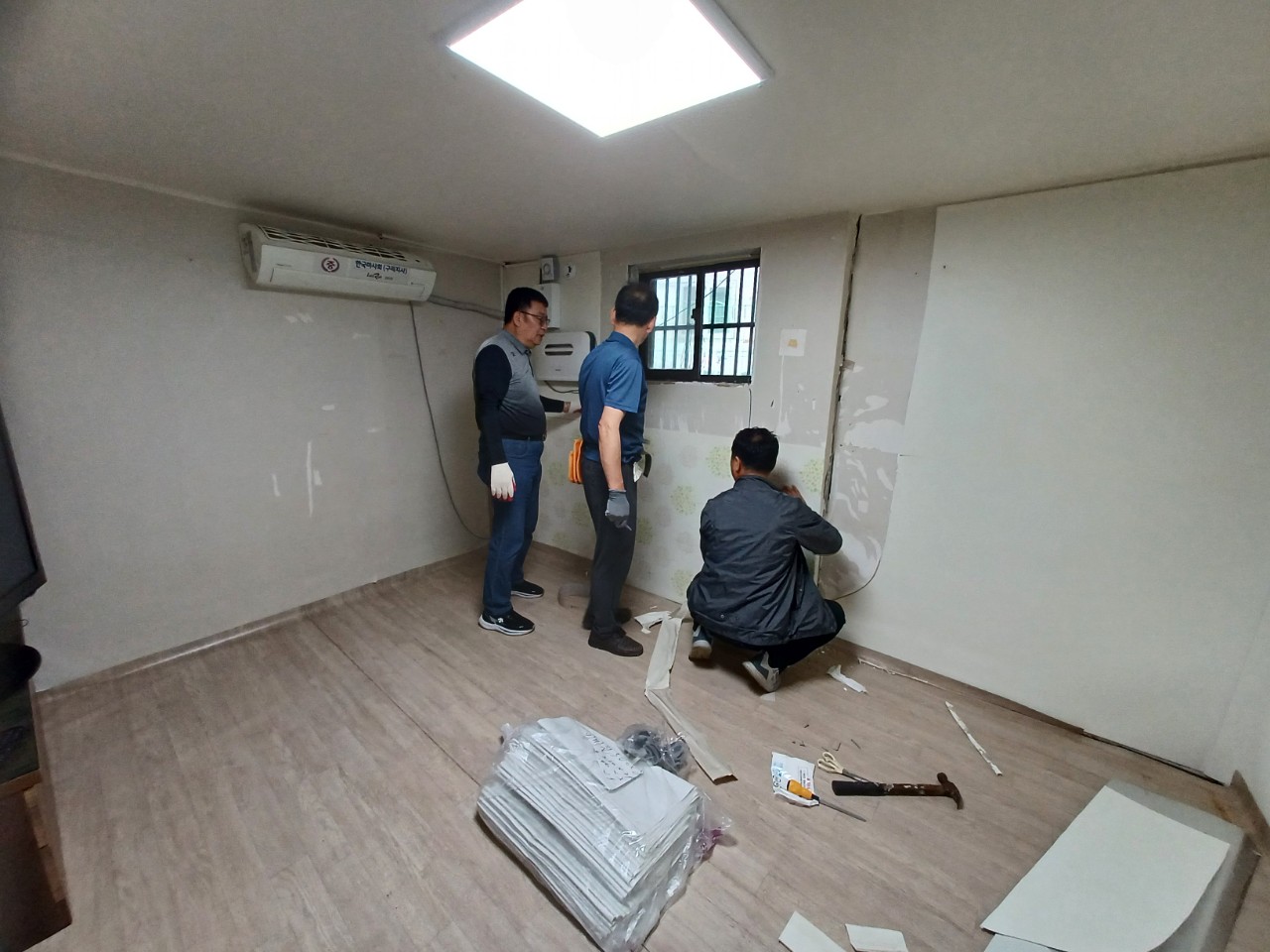 구리시 수택2동, 21세기 클럽과 함께  노후 경로당 환경개선 봉사 펼쳐 이미지 4 - 본문에 자세한설명을 제공합니다.