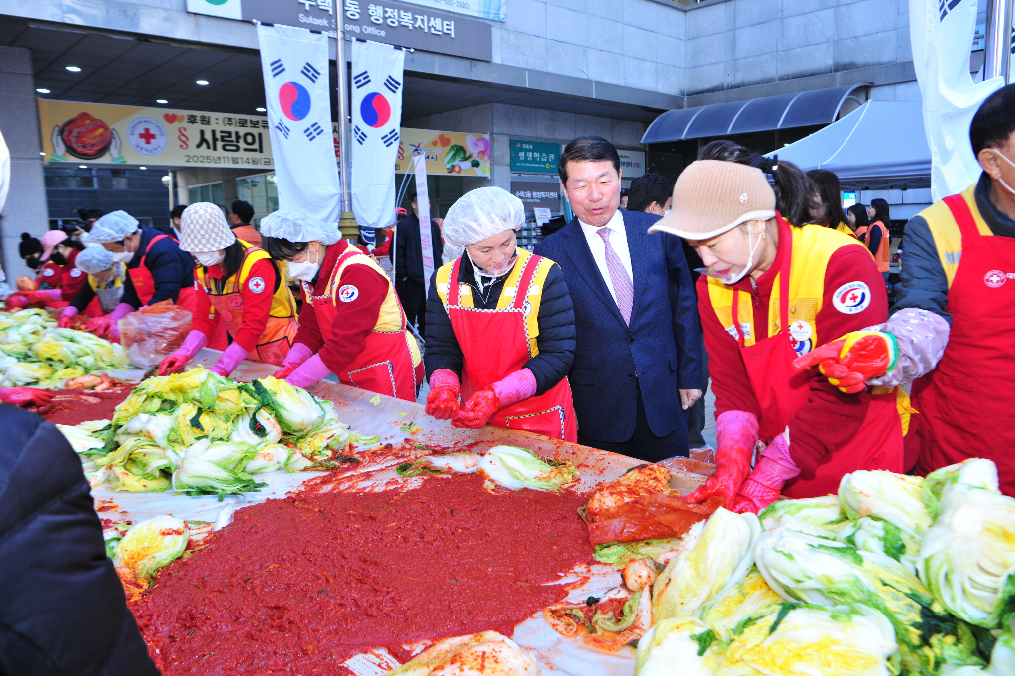 구리시, 대한적십자사 봉사회와 ‘사랑의 김장 나눔’ 전개… ㈜로보큐브테크 3,000만 원 지정기부금 전달 이미지 3 - 본문에 자세한설명을 제공합니다.