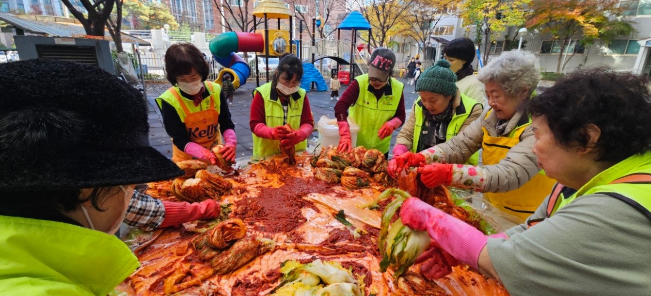구리 자원봉사 홍보단 봉사회,  수택2동에 연말 김장 나눔으로 지역사회 온기 더하다. 이미지 2 - 본문에 자세한설명을 제공합니다.