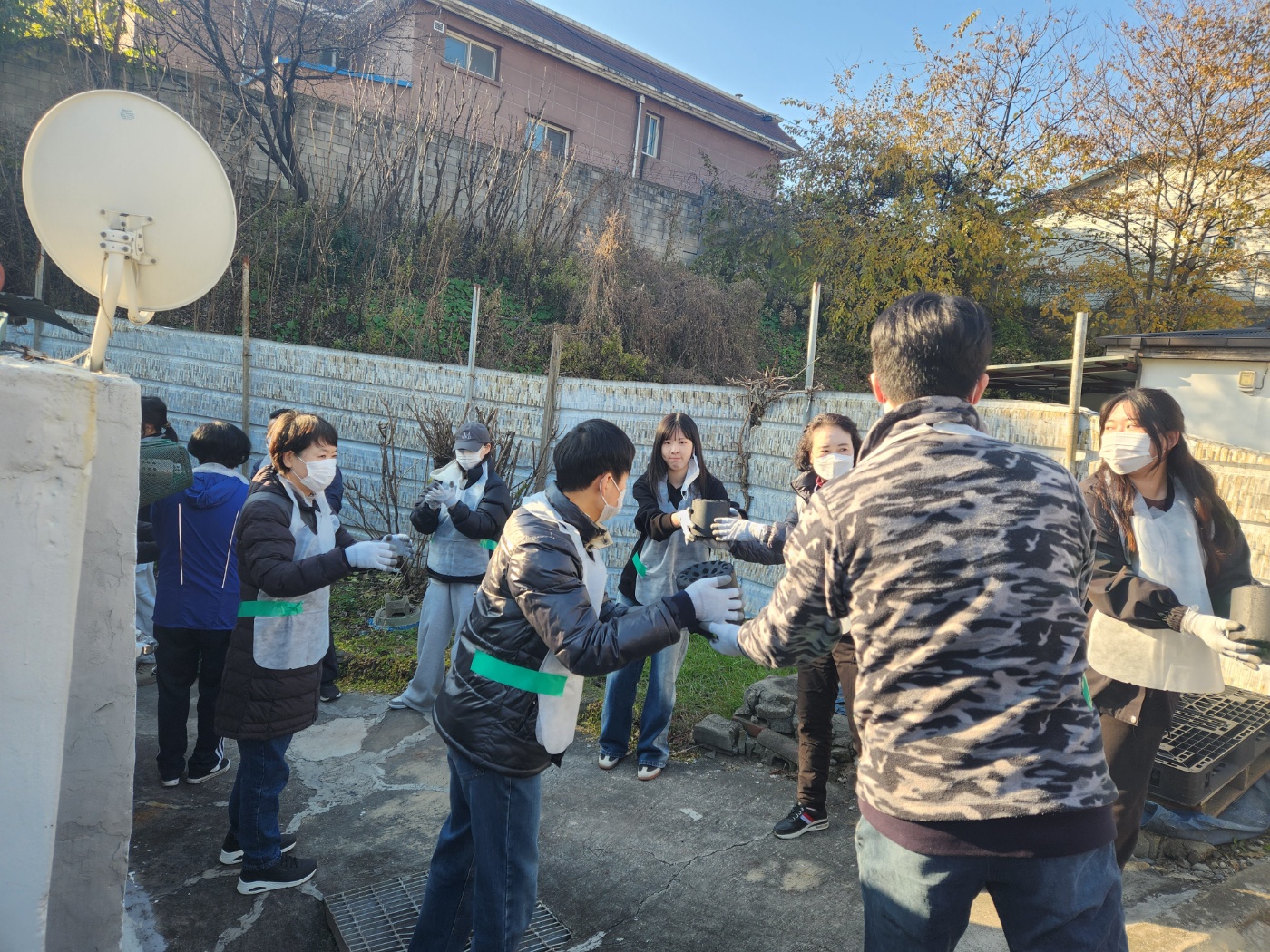 구리시 교문1동, 교문리교회 도르가봉사회로부터 연탄 900장 후원받아 이미지 3 - 본문에 자세한설명을 제공합니다.