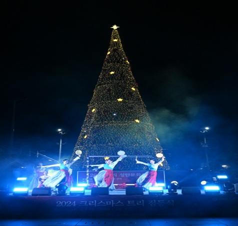 겨울밤을 밝히는 불빛,  구리 2025 크리스마스트리 점등식 개최 이미지 2 - 본문에 자세한설명을 제공합니다.