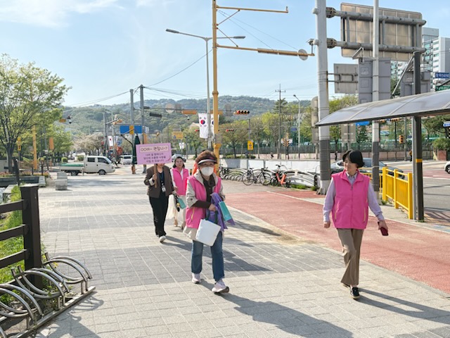 구리시 교문2동 지역사회보장협의체,  복지 사각지대 발굴 및 자살 예방 홍보 운동 추진 이미지 4 - 본문에 자세한설명을 제공합니다.