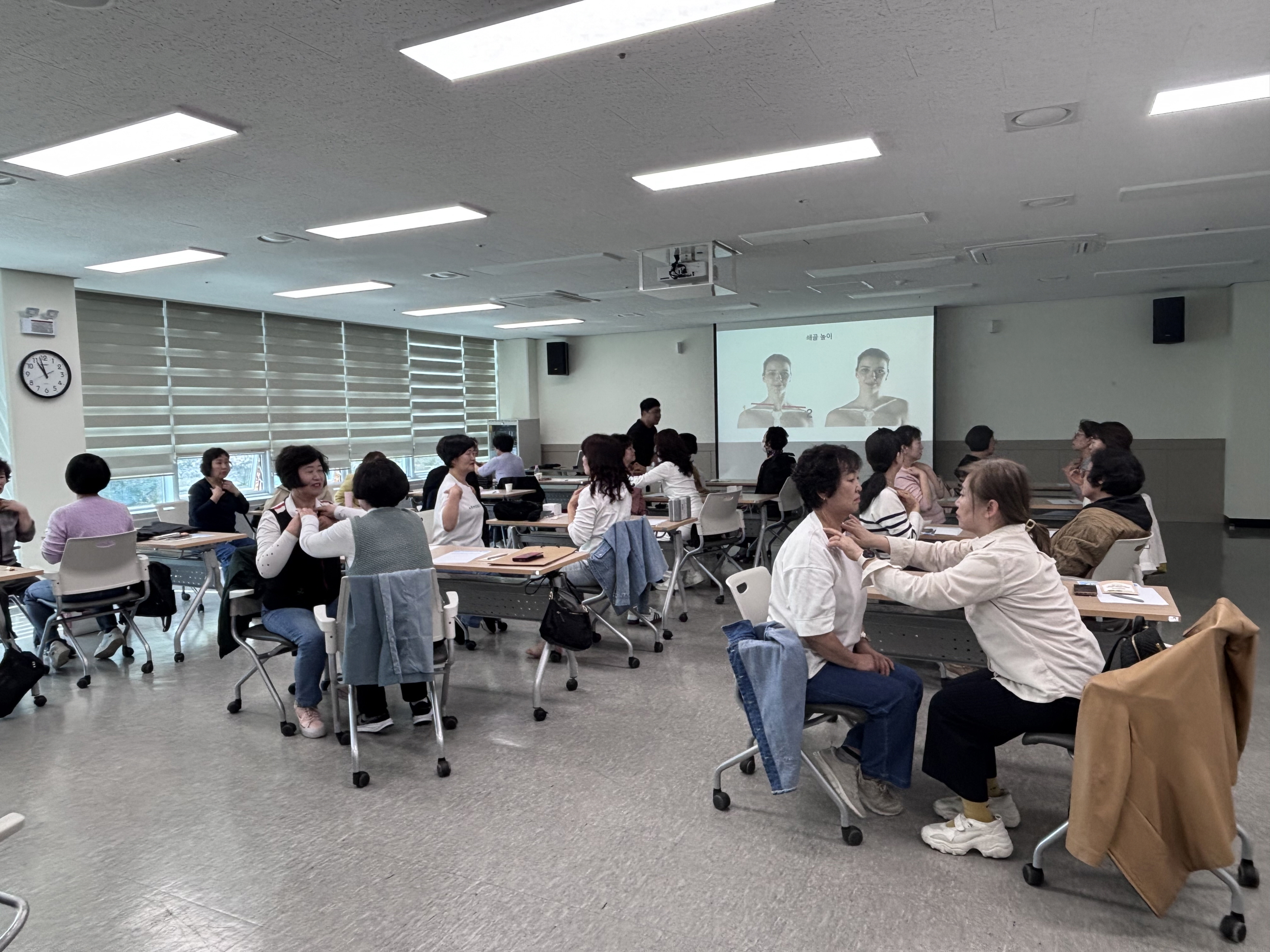 구리시가족센터, 아이돌보미 정서 치유프로그램 ‘몸과 마음 이완 스트레칭’성료 이미지 5 - 본문에 자세한설명을 제공합니다.