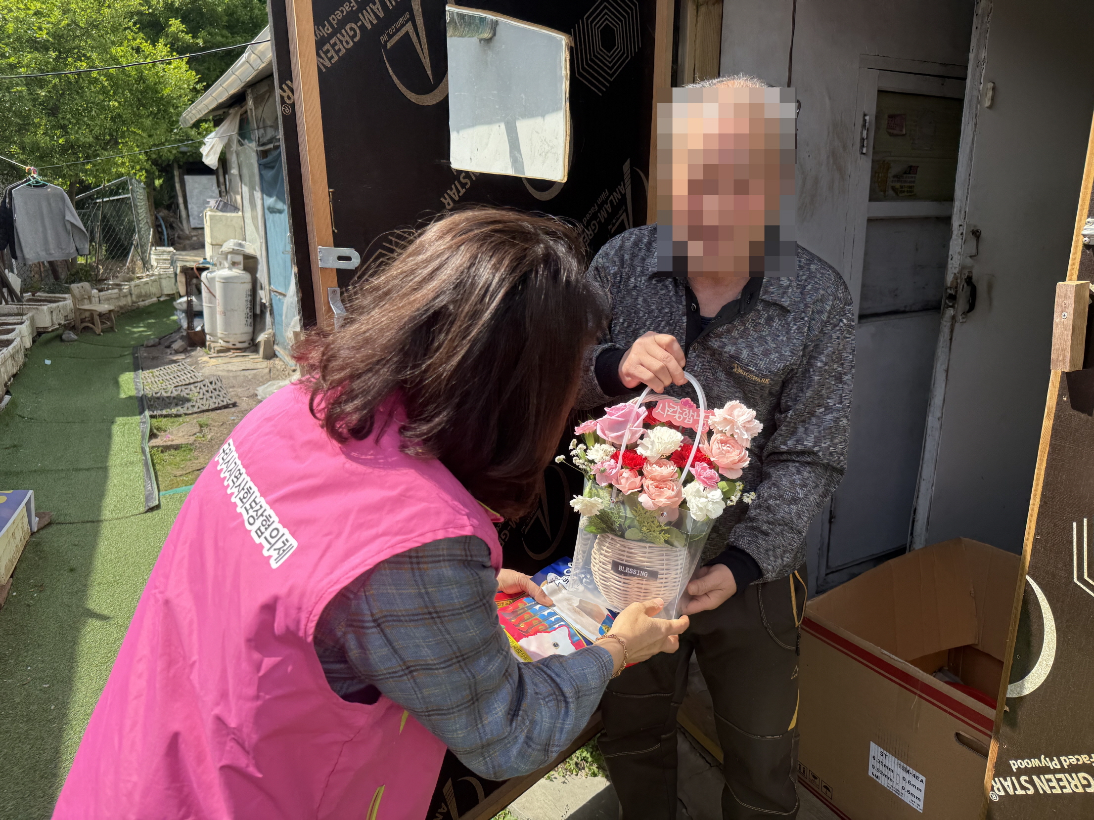 구리시 동구동 지역사회보장협의체, 어버이날 맞아 독거어르신 카네이션 전달 이미지 2 - 본문에 자세한설명을 제공합니다.