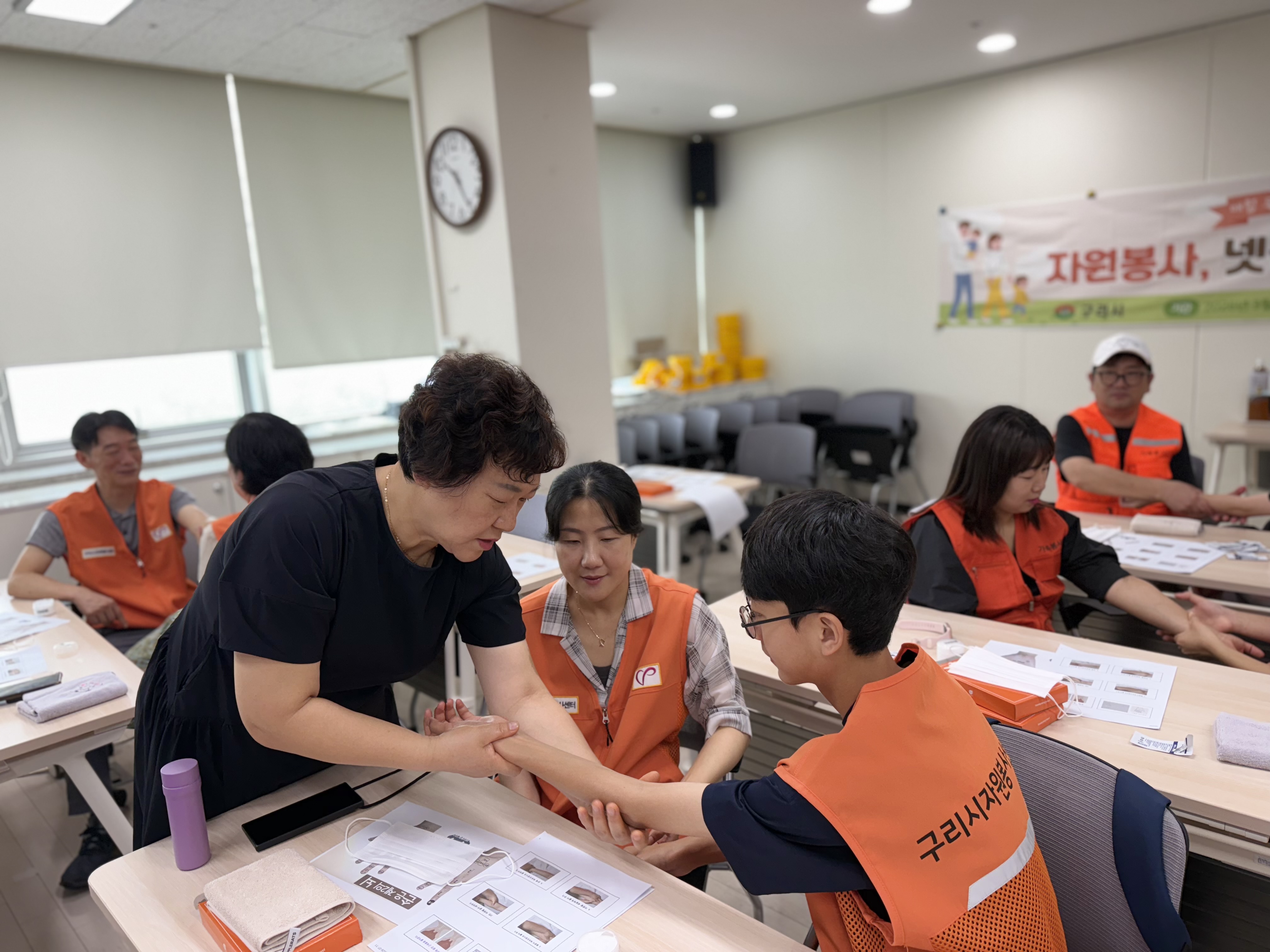 구리시자원봉사센터, 가족 봉사단 ‘자원봉사, 넷플러스’ 손 마사지 봉사활동 실시 이미지 2 - 본문에 자세한설명을 제공합니다.