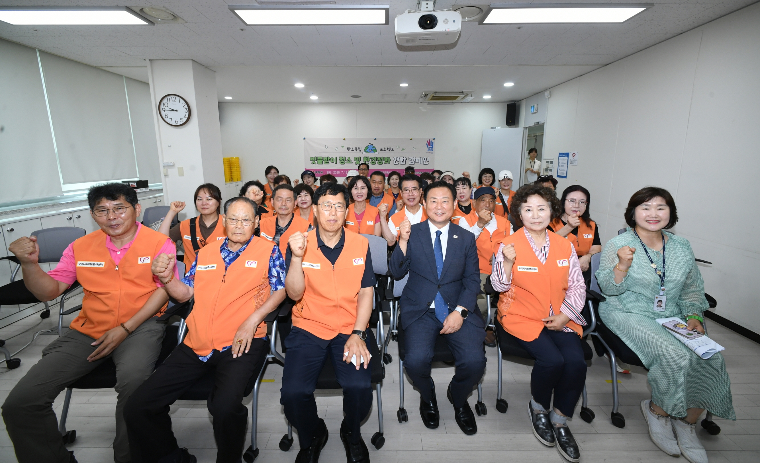 구리시자원봉사센터, 구리전통시장 빗물받이 청소 나서 이미지 2 - 본문에 자세한설명을 제공합니다.