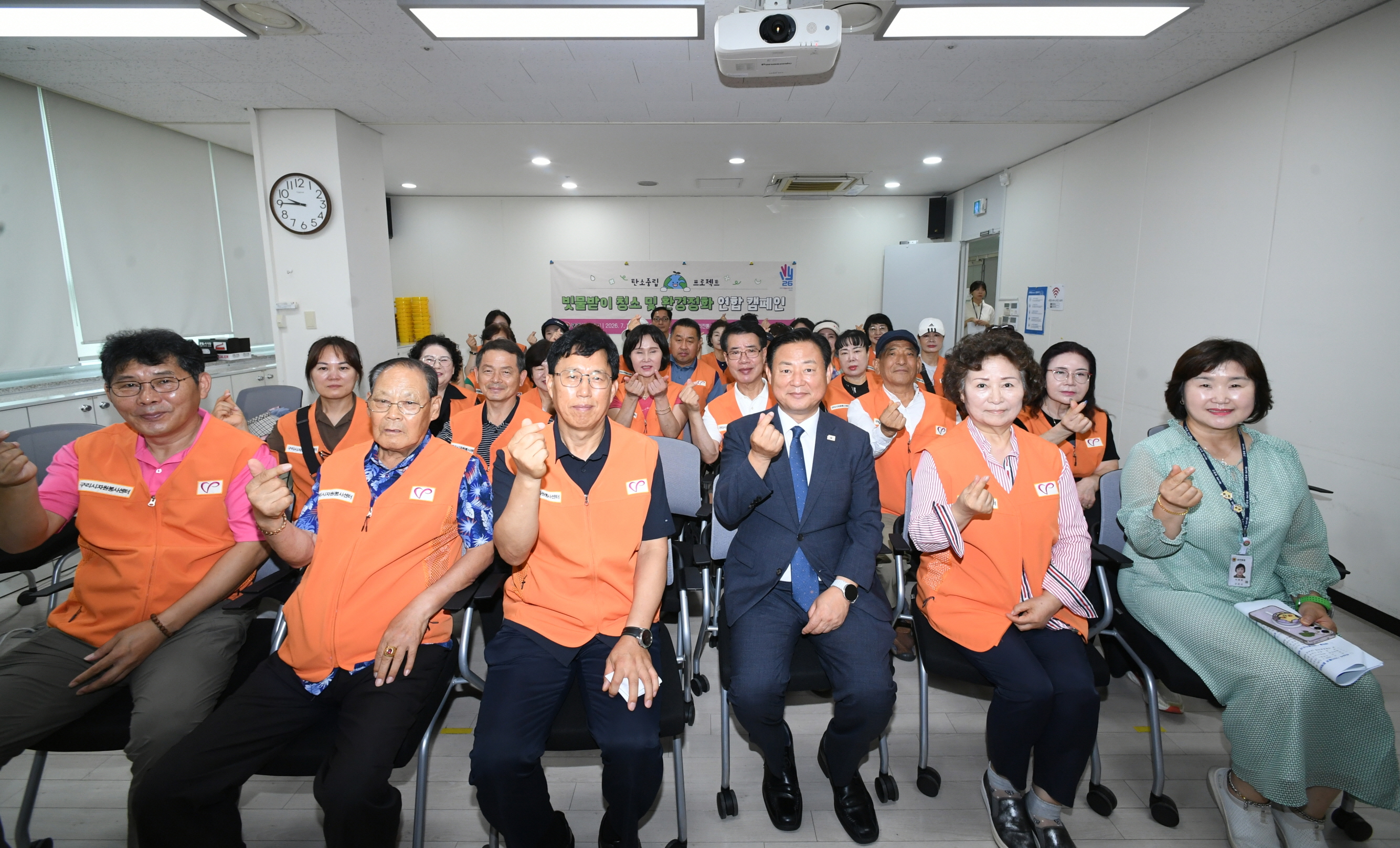 구리시자원봉사센터, 구리전통시장 빗물받이 청소 나서 이미지 3 - 본문에 자세한설명을 제공합니다.