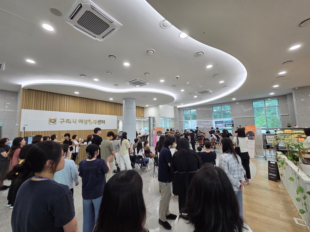 구리문화재단 ‘꿈의 예술단 구리’, 폭염 속 시민과 공직자 위로하는 로비 음악회 성황리 개최 이미지 3 - 본문에 자세한설명을 제공합니다.