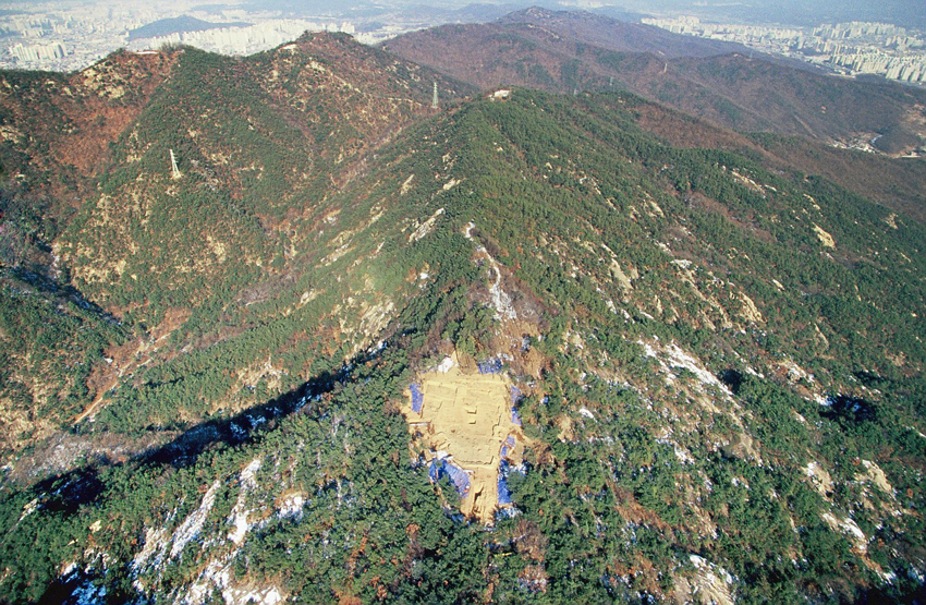 아차산3보루 남에서 북 이미지 1 - 본문에 자세한설명을 제공합니다.