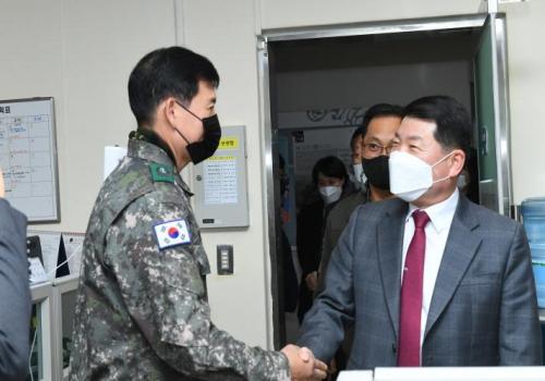 백경현 구리시장, 국군구리병원 등에 위문금 전달 이미지