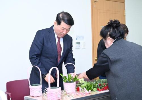 '어버이 은혜 감사드려요'… 구리시, 어버이날 기념 독거어르신에 카네이션 꽃바구니 전달 이미지